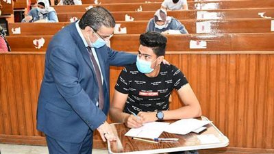 انطلاق الامتحانات بجامعة قناة السويس.. وأحمد زكي يتفقد اللجان