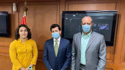 وزير الرياضة يهنئ سمر حمزة بالفوز ببطولة الجائزة الكبرى للمصارعة بروسيا