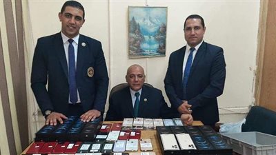 ضبط راكبتين سودانيتين حاولتا تهريب 73 هاتفا محمولا بمطار القاهرة | صور