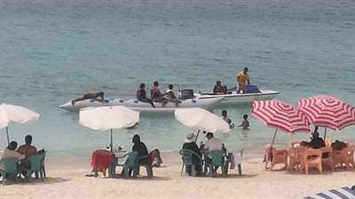 إقبال على شواطئ مطروح هرباً من الطقس الحار | فيديو وصور
