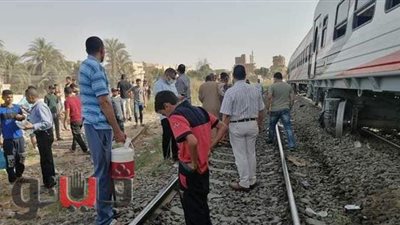 الركاب يغادرون قطار الصعيد عقب خروج إحدى عرباته عن القضبان في بني سويف | فيديو