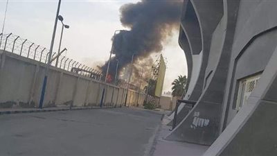 الدفع بـ4 سيارات إطفاء لإخماد حريق شركة اسكندرية للبترول | صور