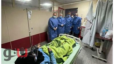 رئيس جامعة الزقازيق يطمئن على حالة مريض بعد نجاح عملية زرع كلى|صور