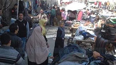 «بائع» يمزق ملابس 3 موظفين لمطالبته بالالتزام بالمكان المخصص له في السوق