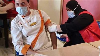 السياحة: الانتهاء من تطعيم العاملين في شرم الشيخ والغردقة ضد كورونا قريبا