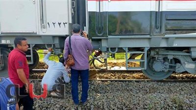 مهندسو السكة الحديد يعاينون موقع خروج قطار عن القضبان ببني سويف