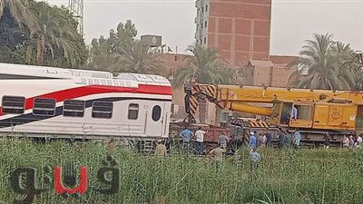 الأوناش ترفع عربة قطار الصعيد عقب خروجها عن القضبان ببني سويف