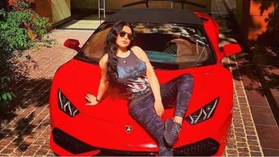 هيفاء وهبي بإطلالة رشيقة برفقة سيارتها الـ «لامبورجيني» في أحدث ظهور | صور