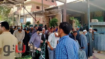 سامي قمصان يتقدم جنازة والدته في شبين الكوم بالمنوفية | فيديو