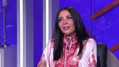 منى زكي تهدد بالانسحاب من برنامج عمرو أديب بسبب انتقاد شخصيتها في 