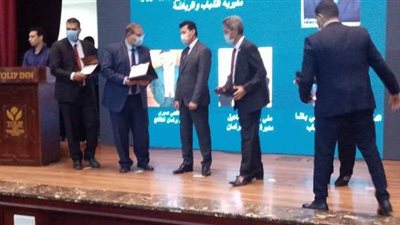 أشرف صبحي يكرم عددا من قيادات مديرية الشباب والرياضة بالدقهلية