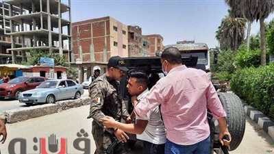 أشهر السلاح في وجه سائق حاول الهرب.. يقظة حرس محافظ الإسماعيلية تمنع كارثة | فيديو وصور