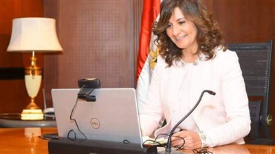 نبيلة مكرم تعقد أول لقاء افتراضي مع عدد من المصريين في دول أفريقية