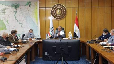 وزير القوى العاملة يعقد الاجتماع الأسبوعي مع قيادات الوزارة