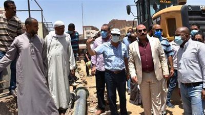 أثناء إزالة الإشغالات فى سوق السيل.. محافظ أسوان يوجه بحملات مماثلة للأسواق الأخرى (صور)