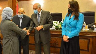 محافظ الجيزة يهدي 10 عرائس يتيمات منحا مالية | صور