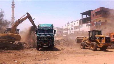 إزالة 200 حالة إشغال وتعدي على الطريق بإدفو في أسوان | صور