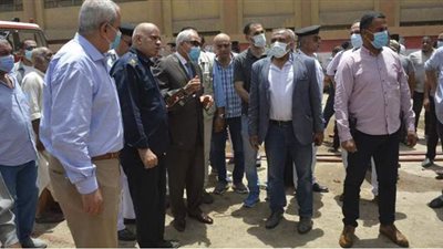 محافظ الجيزة يتفقد حريق مخزن حي الهرم ويأمر بلجنة للتحقيق | صور