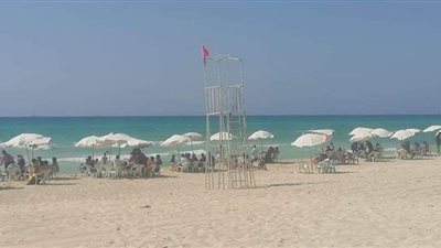 إقبال المصطافين على شاطئ الهانوفيل بالإسكندرية مع استمرار الموجة الحارة | صور