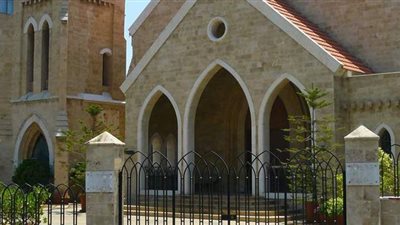 تحطيم صلبان مدافن الكنيسة الإنجيلية في لبنان