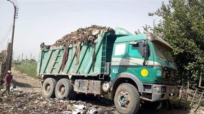 نقل تراكمات القمامة إلى مقلب الوسيط في المنيا