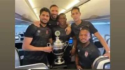 معلول يحتفل بالسوبر الأفريقي مع نجوم الأهلي