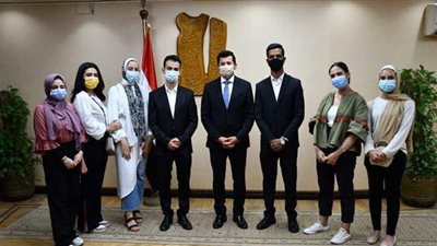 وزير الرياضة يدعم طلاب الإعلام في مشاريع تخرجهم | صور