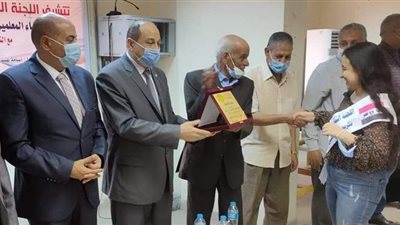 تكريم 235 طالبا متفوقا من أبناء المعلمين في المنيا