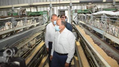 وزير التنمية المحلية يتفقد مشروع إنتاج الـ ٣٠ مليون بيضة بالخانكة