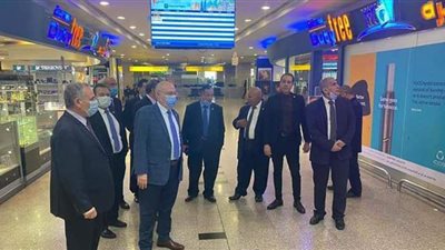 «رئيس الجمارك» في أول جولة بمطار القاهرة: إعفاء أمتعة الملابس الشخصية.. العمل بمنظومة النافذة الواحدة.. وتسهيل إجراءات الوصول