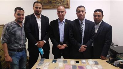 ضبط محاولة تهريب هواتف آيفون بمطار برج العرب | صور