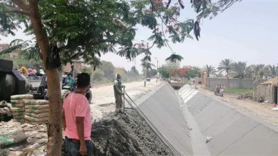 استمرار أعمال تأهيل وتبطين ترعة طوة بمركز المنيا