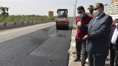 رصف الطريق الدائري وتطوير شوارع حي غرب أسيوط | فيديو