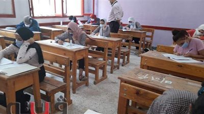 مراقبات يخففن الحر عن طلاب الإعدادية داخل اللجان بالتهوية بحافظة أوراق | فيديو