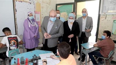 محافظ بني سويف يراجع الالتزام بإجراءات كورونا بلجان امتحانات الإعدادية