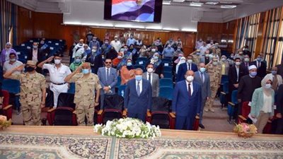 محافظ القليوبية يكرم أسر الشهداء ومصابي العمليات الحربية