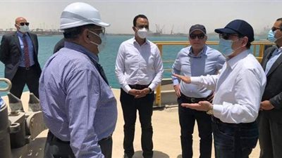 الملا يتفقد مشروعات بترولية بالعين السخنة