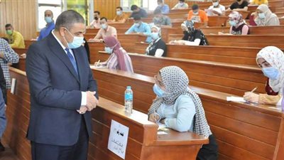 رئيس جامعة كفر الشيخ يتفقد امتحانات العلاج الطبيعي والتمريض