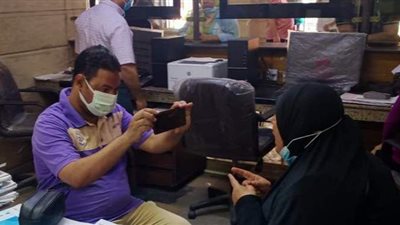 سيدة حاولت الوصول لمحافظ الإسكندرية أثناء جولة: «المحافظ جبر بخطري» | فيديو