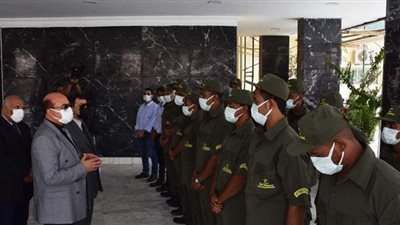 محافظ أسوان يوصي أفراد أمن لمشروعات تطوير بحسن المعاملة والحزم | صور