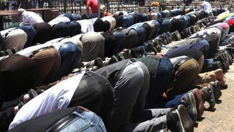 الصلاة بالحذاء