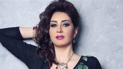 وفاء عامر تهاجم فنانات شاركن في أغاني مهرجانات: يبحثن عن الشهرة