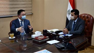 وزير الرياضة يلتقي الرئيس الإقليمي لشركة 