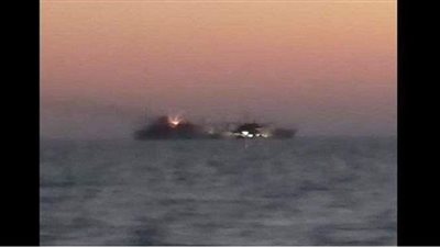 بعد فشل السيطرة على الحريق.. غرق أكبر سفينة دعم لوجستي للجيش الإيراني | فيديو