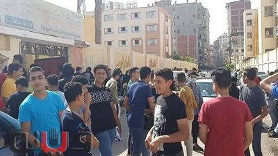 بدون كمامات.. تزاحم وتكدس طلاب الشهادة الإعدادية أمام اللجان في المنصورة | صور
