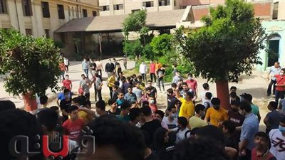 زحام أمام لجان امتحانات الشهادة الإعدادية بالشرقية