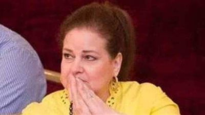 لا تعلم شيئا عن زوجها.. رسالة مؤثرة على غرفة دلال عبد العزيز بالمستشفى