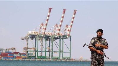 انقلاب سفينة في ميناء الحديدة باليمن ومقتل شخص