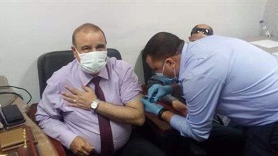 مدير تعليم مطروح يتلقى لقاح كورونا.. وفرق لتطعيم المعلمين بالمدارس | صور