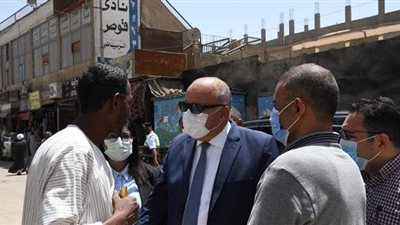 محافظ قنا يكافئ مواطنا لتطوعه بتنظيف وتجميل شارع| صور